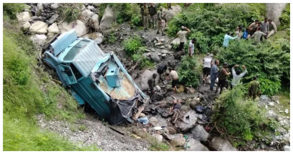 জম্মু-কাশ্মীরের উধামপুর জেলায় বৃহস্পতিবার দুর্ঘটনায় হতাহতদের উদ্ধার করেন স্থানীয়রা। ছবি: ইন্ডিয়ান এক্সপ্রেস